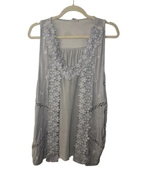 POL Light Gray Floral Appliqué Tank Top